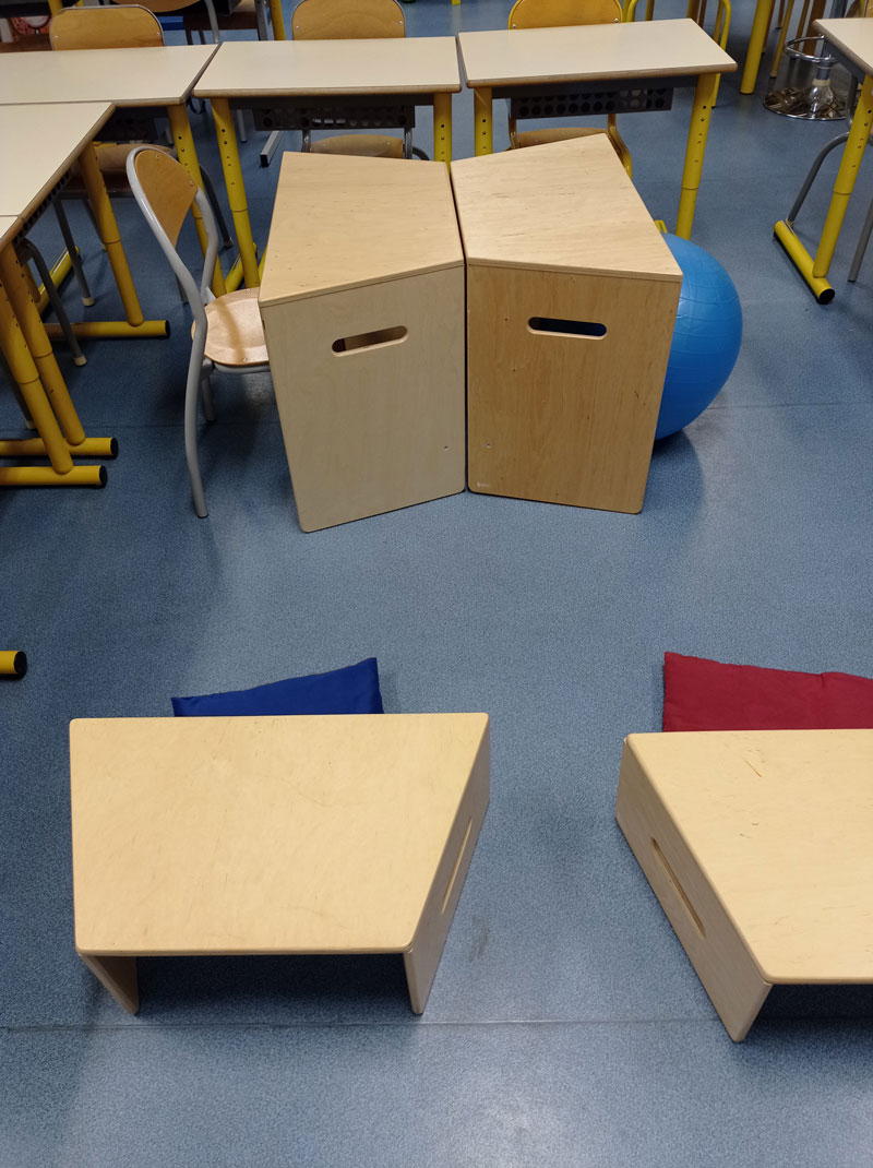 La classe flexible avec tables que l'on peut déplacer, ballon, tables basses et coussins