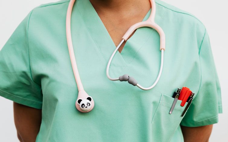 photo d'un professionnel de santé avec sa blouse médicale et son stethoscope 