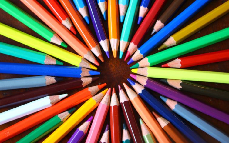 photo de crayons de différentes couleurs formant un cercle 