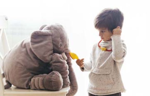 photo d'un enfant qui examine une peluche d'éléphant avec un stethoscope